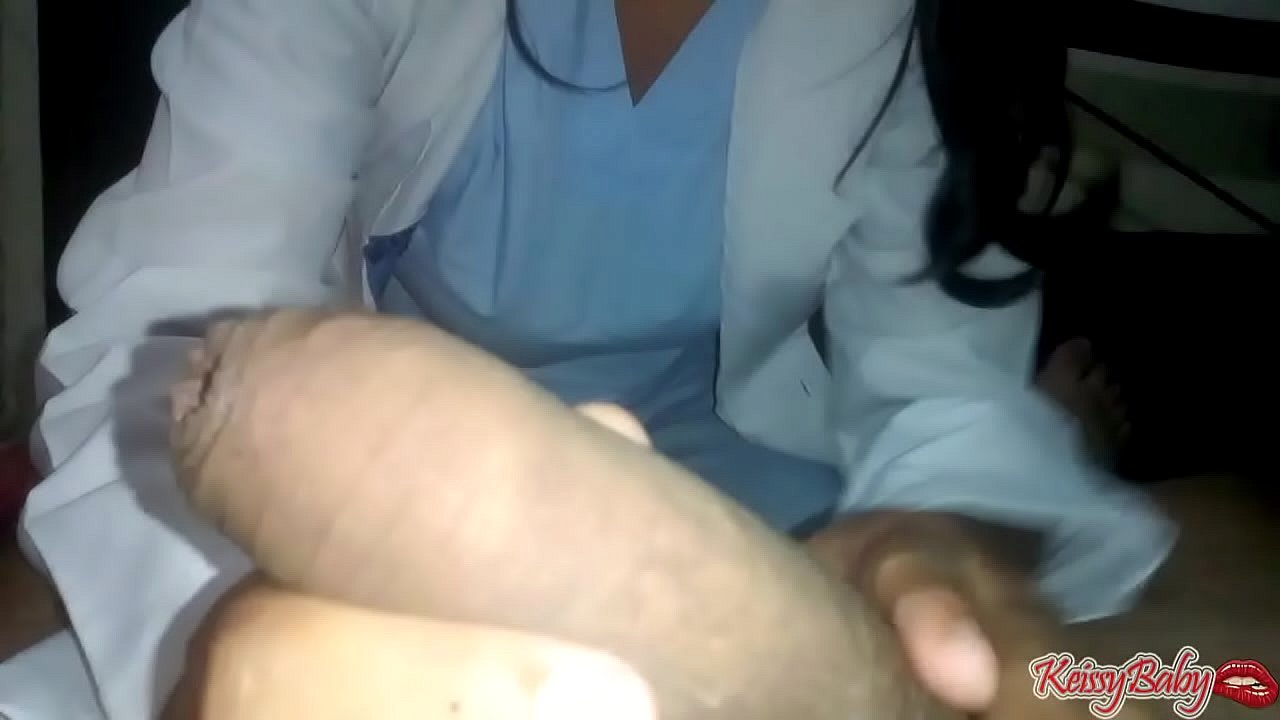 Мужик по полной программе дерет симпатичную грудастую врачиху - секс порно видео